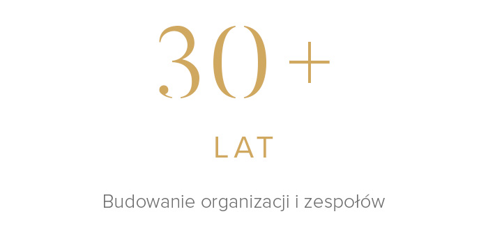 Grafika statystyczna w złotym kolorze z napisem „30+ lat” oraz dopiskiem: „Budowanie organizacji i zespołów”.